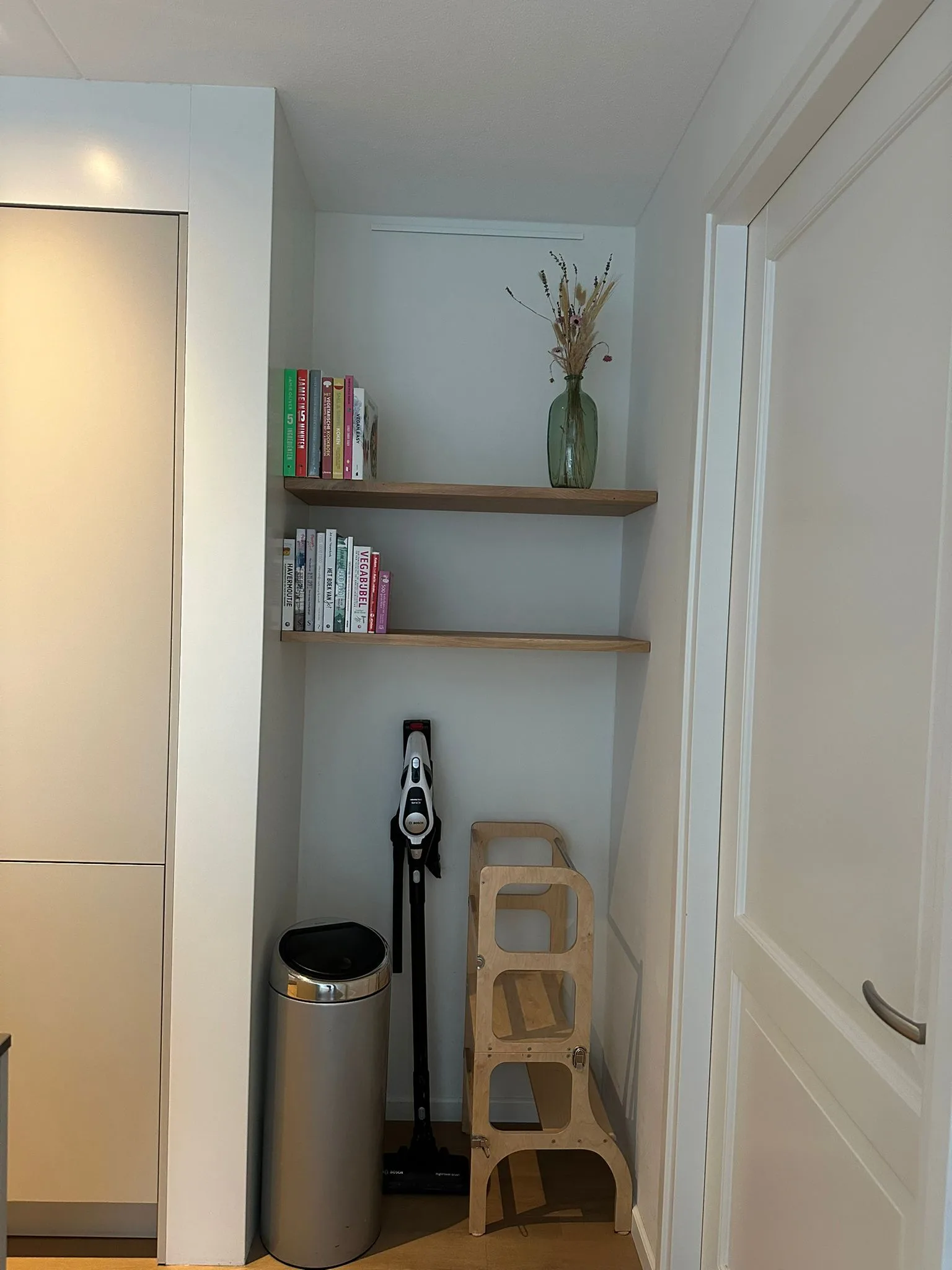Drankje inschenken houten balkontafel balkonbar