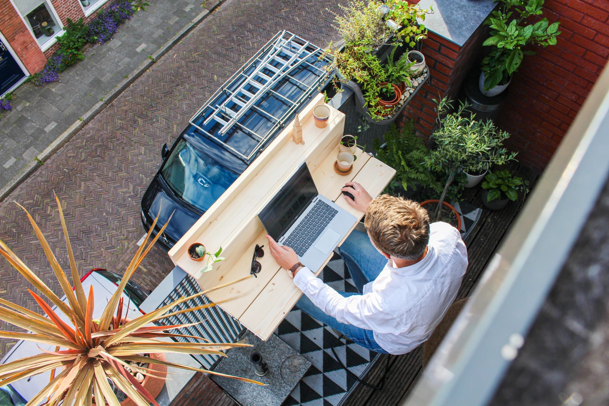 Laptoptafel voor buiten: werken op je balkon met de balkontafel